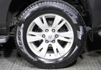 Подержанный автомобиль Toyota Land Cruiser Prado 2010 года (25 фото)