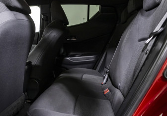 Подержанный автомобиль Toyota C-HR 2018 года (13 фото)