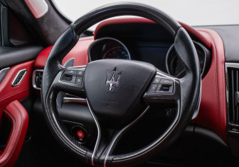Подержанный автомобиль Maserati Levante 2017 года (15 фото)