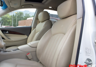 Подержанный автомобиль Infiniti EX 2008 года (15 фото)