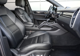 Подержанный автомобиль Porsche Cayenne 2018 года (10 фото)