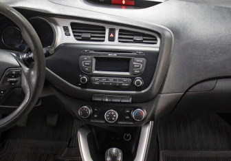 Подержанный автомобиль Kia Ceed Hatchback 2013 года (15 фото)