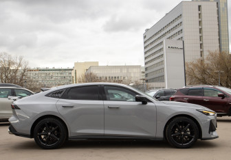 Подержанный автомобиль Changan UNI-V 2023 года (3 фото)