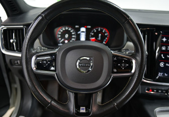 Подержанный автомобиль Volvo S90 2018 года (11 фото)
