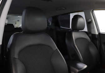 Подержанный автомобиль Hyundai ix35 2010 года (15 фото)