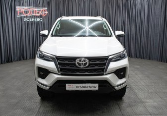 Подержанный автомобиль Toyota Fortuner 2021 года (2 фото)