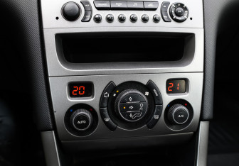 Подержанный автомобиль Peugeot 308 Hatchback 2010 года (19 фото)