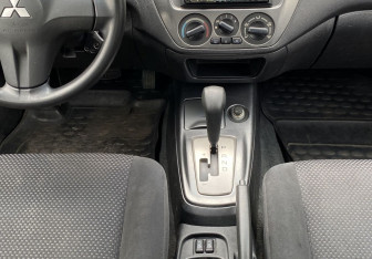 Подержанный автомобиль Mitsubishi Lancer Sedan 2009 года (12 фото)