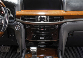 Подержанный автомобиль Lexus LX 2016 года (15 фото)