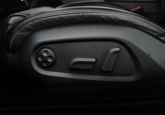 Подержанный автомобиль Audi R8 Coupe 2011 года (16 фото)