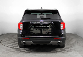 Подержанный автомобиль Ford Explorer 2021 года (4 фото)