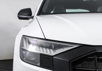 Подержанный автомобиль Audi Q8 2019 года (25 фото)