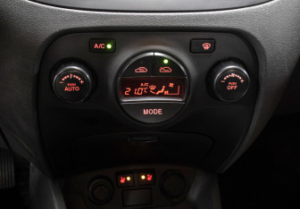 Подержанный автомобиль Kia Rio Hatchback 2010 года (17 фото)