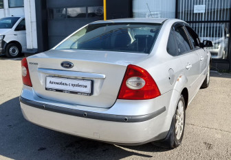 Подержанный автомобиль Ford Focus Sedan 2005 года (5 фото)