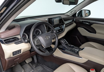 Подержанный автомобиль Toyota Highlander 2021 года (13 фото)