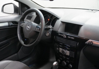 Подержанный автомобиль Opel Astra Hatchback 2010 года (10 фото)