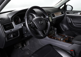 Подержанный автомобиль Volkswagen Touareg 2013 года (15 фото)