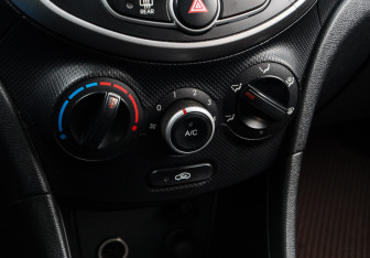 Подержанный автомобиль Hyundai Solaris Hatchback 2013 года (13 фото)