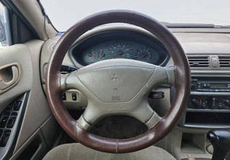 Подержанный автомобиль Mitsubishi Galant Sedan 2003 года (12 фото)