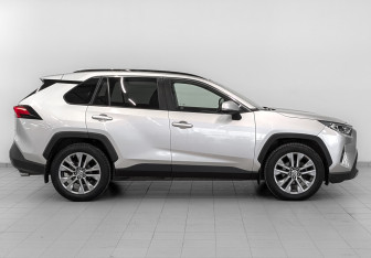 Подержанный автомобиль Toyota RAV4 2021 года (4 фото)