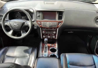 Подержанный автомобиль Nissan Pathfinder 2015 года (10 фото)