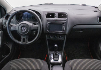 Подержанный автомобиль Volkswagen Polo Sedan 2010 года (12 фото)