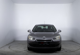 Подержанный автомобиль Renault Fluence 2011 года (2 фото)