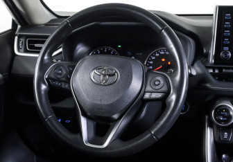 Подержанный автомобиль Toyota RAV4 2021 года (13 фото)
