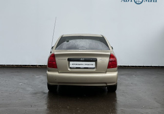 Подержанный автомобиль Hyundai Accent Sedan 2004 года (6 фото)