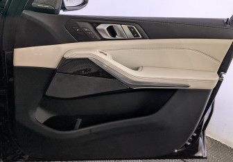Подержанный автомобиль BMW X7 2024 года (25 фото)