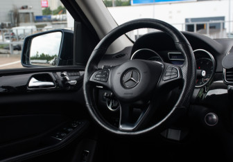 Подержанный автомобиль Mercedes-Benz GLE 2016 года (17 фото)
