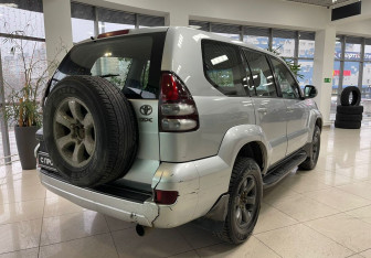 Подержанный автомобиль Toyota Land Cruiser Prado 2003 года (5 фото)