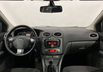 Подержанный автомобиль Ford Focus Wagon 2010 года (10 фото)
