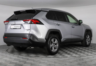 Подержанный автомобиль Toyota RAV4 2022 года (5 фото)