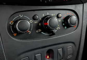 Подержанный автомобиль Renault Logan Sedan 2018 года (26 фото)