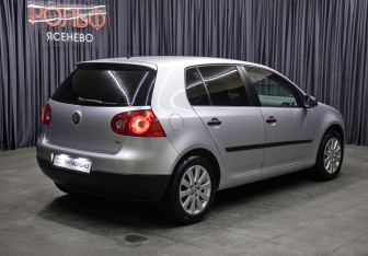 Подержанный автомобиль Volkswagen Golf Hatchback 2008 года (5 фото)