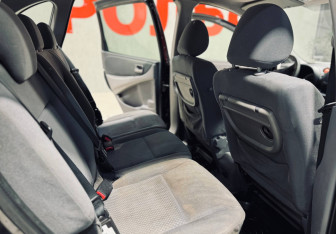 Подержанный автомобиль Nissan Almera Tino Compactvan 2003 года (17 фото)