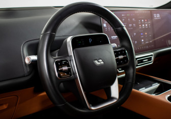 Подержанный автомобиль LiXiang L9 2023 года (19 фото)