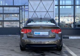 Подержанный автомобиль Kia Cerato Sedan 2011 года (6 фото)