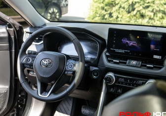 Подержанный автомобиль Toyota RAV4 2025 года (10 фото)