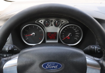 Подержанный автомобиль Ford Focus Sedan 2008 года (11 фото)
