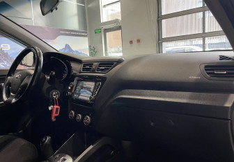 Подержанный автомобиль Kia Rio Sedan 2015 года (10 фото)