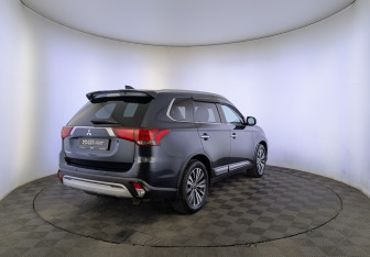 Подержанный автомобиль Mitsubishi Outlander 2020 года (5 фото)