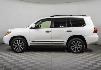 Подержанный автомобиль Toyota Land Cruiser Suv 2012 года (8 фото)