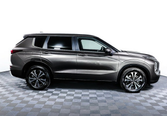 Подержанный автомобиль Mitsubishi Outlander 2022 года (4 фото)