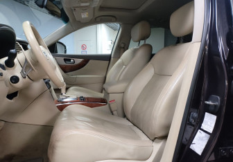 Подержанный автомобиль Infiniti QX70 2015 года (10 фото)
