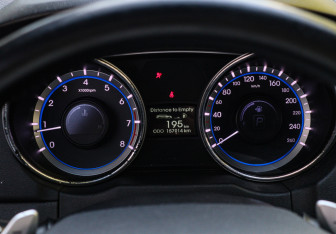 Подержанный автомобиль Hyundai Sonata 2011 года (17 фото)