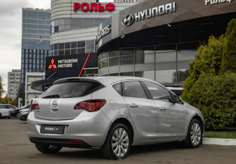 Подержанный автомобиль Opel Astra Hatchback 2011 года (4 фото)