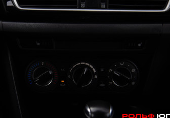 Подержанный автомобиль Mazda 3 Hatchback 2015 года (17 фото)