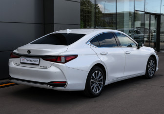 Подержанный автомобиль Lexus ES 2021 года (5 фото)